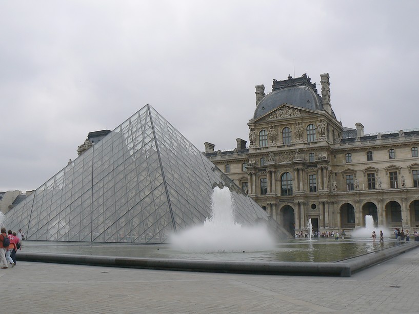 Le Louvre: pyramide du louvre 051